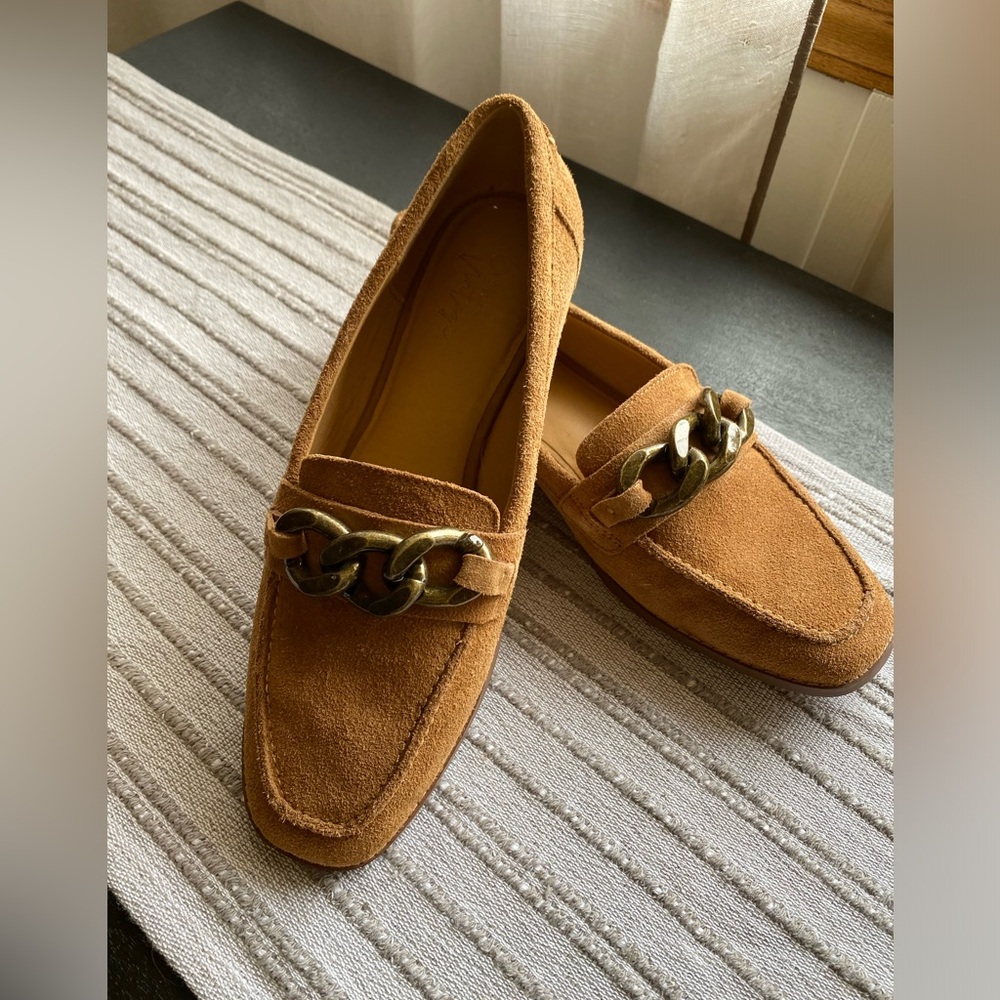 Excellent condition, sweet loafers with chain detail. Sz 8.5.